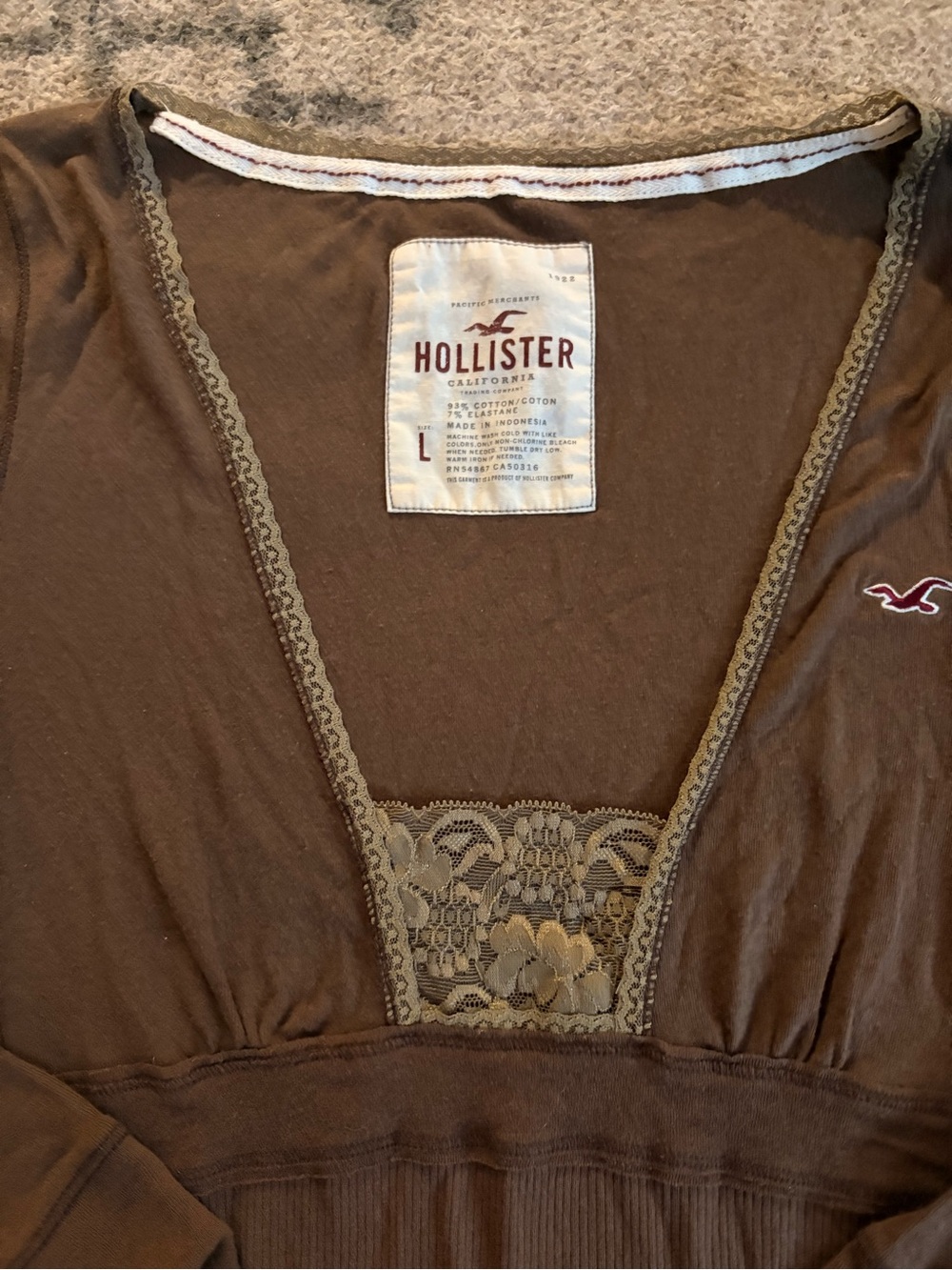 Early 2000’s Hollister shirt - Picture 2 of 3